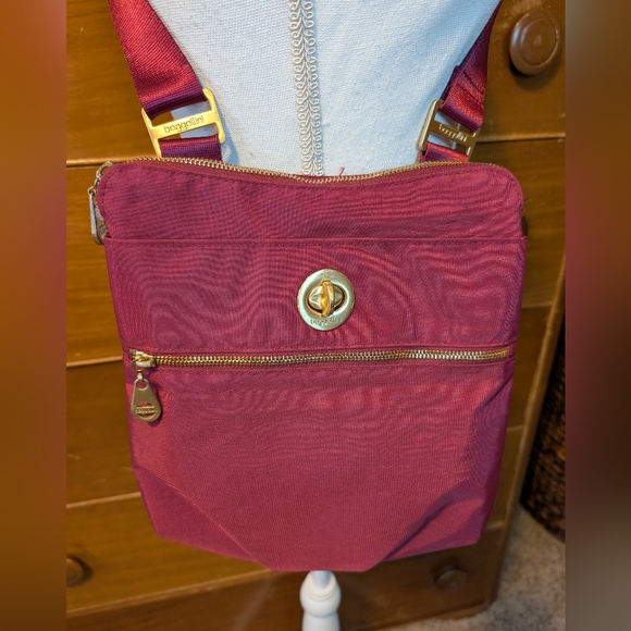 Maroon Baggalini Crossbody Tote Travel Bag Purse Gold Embellished - Picture 3 of 14